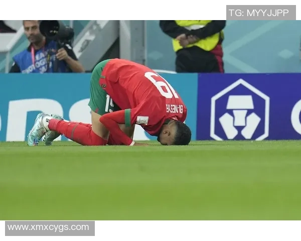 球员为亡父进球后跪地痛哭,令人泪目