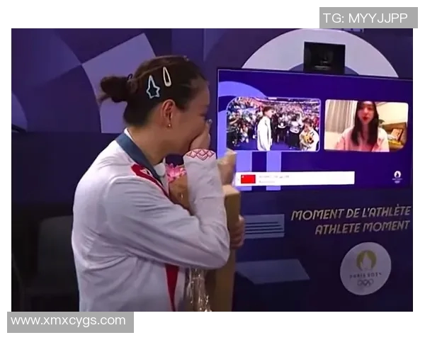 中国运动员夺金后温情比心观众这一幕感动无数人 中国运动员夺金后温情比心观众这一幕感动无数人